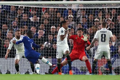 El portero belga del Real Madrid Thibaut Courtois, salva un tiro del mediocampista francés del Chelsea, N'Golo Kante.