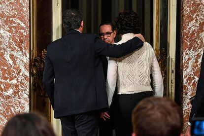 Matto Renzi acompañado de su mujer (d) tras terminar la rueda de prensa donde anunció su dimisión, el 4 de diciembre de 2016.