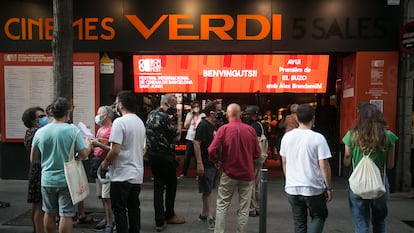 Ambiente en la entrada de los cines Verdi durante la celebracion del Bcn Film Fest.