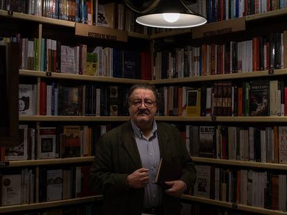 El escritor mexicano Jorge F. Hernández, en Ciudad de México, el 6 de diciembre de 2023.