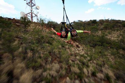 ¿Aventureros atoda velocidad surcando el cielo sobre el 'veld' de Sudáfrica suspendidos de un cable de acero durante dos kilómetros de distancia...? El centro turístico Sun City Resort cuenta con la tirolina más larga del planeta, que llega a alcanzar los 120 kilómetros por hora.