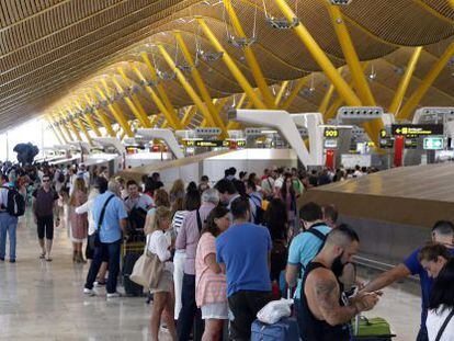 Viajeros en la zona de salidas de la T4, en el aeropuerto Adolfo Su&aacute;rez Madrid-Barajas. 