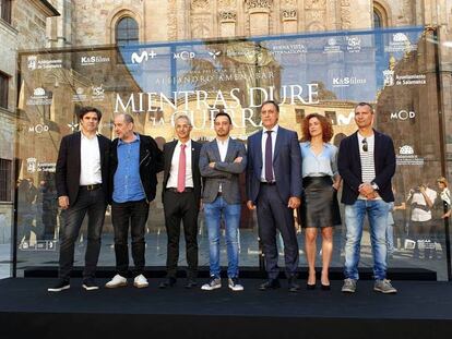 Alejandro Amenábar, en el centro, en la presentación de 'Mientras dure la guerra' en la Universidad de Salamanca. En vídeo, el tráiler de la película.