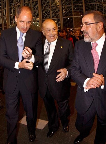 El presidente del Consell, Francisco Camps; el de la Cámara de Comercio, Arturo Virosque, y el de la CEV, José Vicente González, en la Noche de la Economía Valenciana.