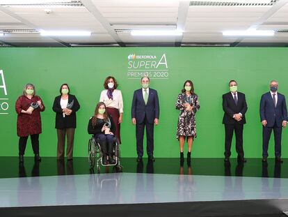 El presidente de Iberdola, Ignacio Galán (quinto por la izquierda) posa con algunas galardonadas y con asistentes a la entrega de premios, este jueves en Zaragoza.