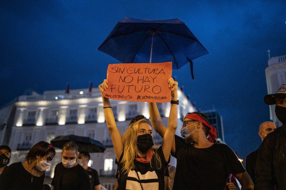 Una de las manifestantes del movimiento Alerta Roja en septiembre d de 2020 porta un cartel en el que se puede leer la proclama 
