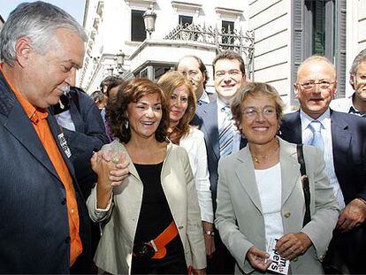 Antoni Strubell, Carmen Calvo, Caterina Mieras (de izquierda a derecha en primera fila) y los parlamentarios catalanes Canet Coma y Vilajoana Rovira (a la derecha) celebran la aprobación de la ley a las puertas del Congreso.