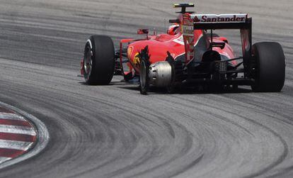 El Ferrari de Kimi Raikkonen, con el neumático trasero izquierdo destrozado durante la carrera