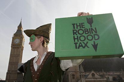 Un activista de la Campaña por la tasa Robin Hood, movimiento nacido en Reino Unido cuyo ideólogo es Max Lawson.