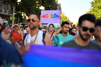 Una manifestante con una pancarta que recuerda el tiroteo en Oslo contra un bar gay, durante la marcha del Orgullo en Barcelona el 25 de junio.