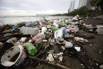 Bahía de Panamá con basura y residuos hoy, martes 23 de octubre de 2018, en Ciudad de Panamá.