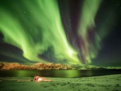 De la canadiense Yellowknife, la remota capital de los Territorios del Noroeste, a los fiordos noruegos y la Laponia finlandesa, una ruta bajo mágicas luces danzantes por el Círculo Polar Ártico