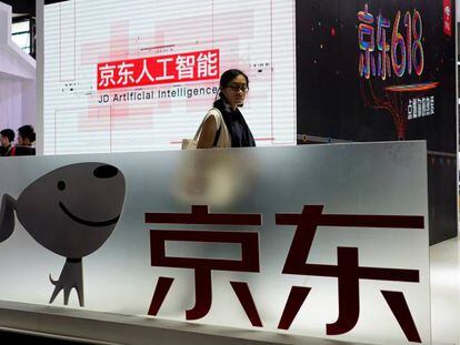 Logo de JD.com en la feria tecnol&oacute;gica CES, de Shanghai. 