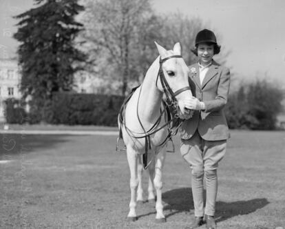 La entonces princesa Isabel, con un poni en Windsor, en abril de 1939. 