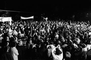 Aunque eran más de las dos de la madrugada, más de 2.000 personas se reunieron en la base aéra de Ellington para dar la bienvenida a los astronautas del 'apolo 8'.