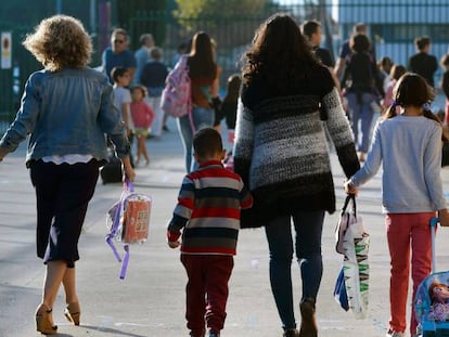 Varias madres llevan a sus hijos a sus centros de Educación Infantil y Primaria.