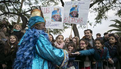 El rei Baltasar saluda un grup de nens a Barcelona l'any passat.