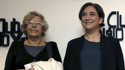 Las alcaldesas de Madrid, Manuela Carmena, y Barcelona, Ada Colau, en un reciente acto celebrado en el Club Siglo XXI de Madrid.