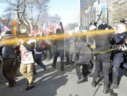 La polic&iacute;a disuelve con gases la protesta en Ankara. 