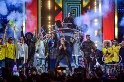 Carlos Vives canta en la gala de los premios Lo Nuestro con todos sus invitados colombianos