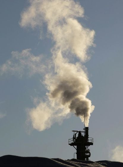 Una chimenea en una zona industrial de Sidney (Australia).