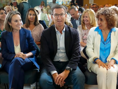 El presidente del Partido Popular, Alberto Núñez Feijóo, junto a las portavoces en el Congreso, Cuca Gamarra, y en el Parlamento Europeo, Dolors Montserrat, durante el acto sectorial sobre economía que han organizado los populares el pasado 26 de junio en Barcelona.