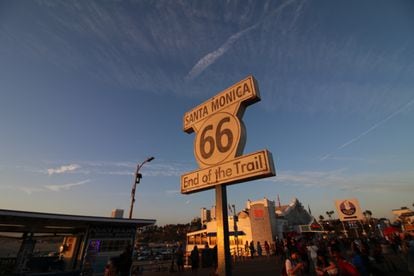 Una señal en el muelle de Santa Mónica (California) indica el punto final de la Ruta 66.