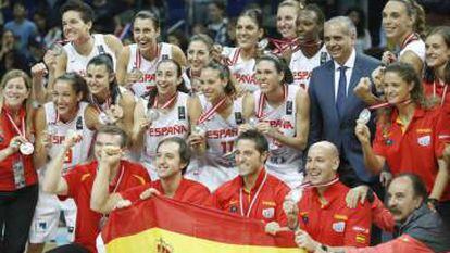 Las jugadoras españolas celebran la medalla de plata del Mundial de baloncesto.