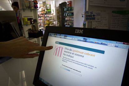 Las farmacias catalanas siguen cobrando el euro por receta hasta que haya notificación oficial.