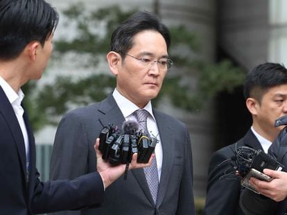 Lee Jae-yong, presidente de Samsung Electronics, a la salida del Tribunal del Distrito Central de Seúl este lunes.
