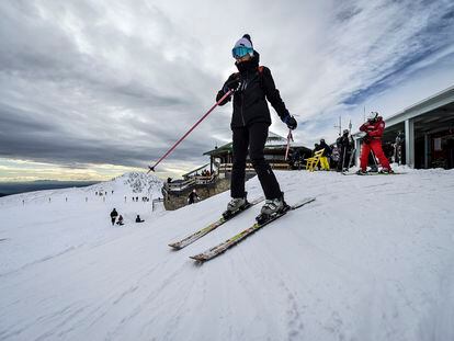 Una esquiadora inicia el descenso de la montaña de La Tosa, situada a 2.537m de altitud, en la estación de la Molina.