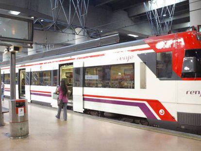 Tren de cercanías en la estación de Atocha de Madrid, en una foto de archivo.