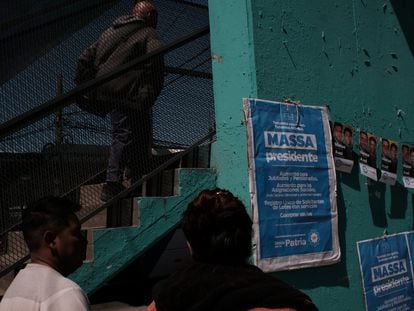 Propaganda política en apoyo a Sergio Massa en la localidad bonaerense de Laferrere.