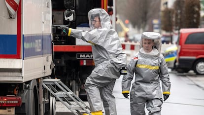 Agentes con trajes especiales durante la operación antiterrorista de este lunes en Castrop-Rauxel, en el oeste de Alemania.