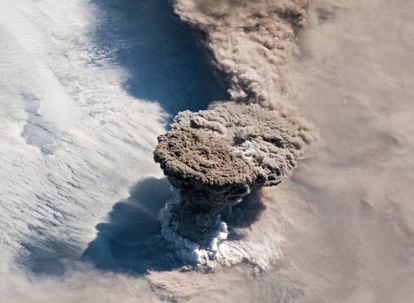 Hasta el siglo XX, cuando fueron reemplazados por los humanos, los volcanes eran los principales disruptores del clima. En la imagen, la reciente erupción del Raikoke, en las islas Kuriles (Japón).