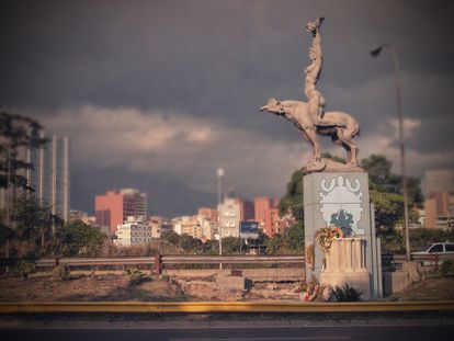 La réplica de la escultura de María Lionza, a las afueras de la Universidad Central, en Caracas (Venezuela).
