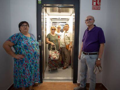 Vecinos de la barriada de la Hispanidad, en Huelva, en uno de los ascensores instalados recientemente.