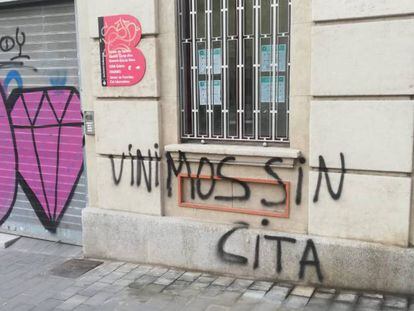 Pintada en una oficina dels serveis socials de Barcelona, el març.