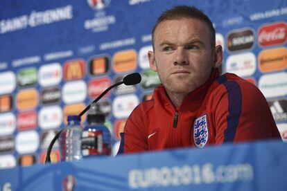 La cara de Wayne Rooney, delantero de Inglaterra, durante la rueda de prensa de Saint-Etienne.