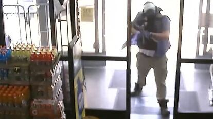 Ryan Christopher Palmeter, en una imagen de las cámaras de seguridad del comercio donde asesinó a tres personas en Florida.