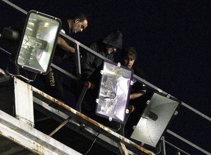Varios operarios intentan arreglar los focos del estadio de Vallecas tras el sabotaje