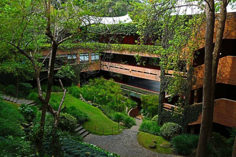 Edificios y jardines del campus de la Universidad Francisco Marroquín, en Ciudad de Guatemala.