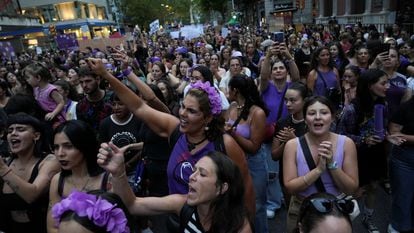 Mujeres marchan para conmemorar el 8-M, en Montevideo (Uruguay).