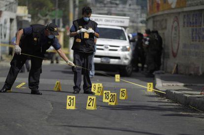 Agentes de la policía guatemalteca investigan un tiroteo.