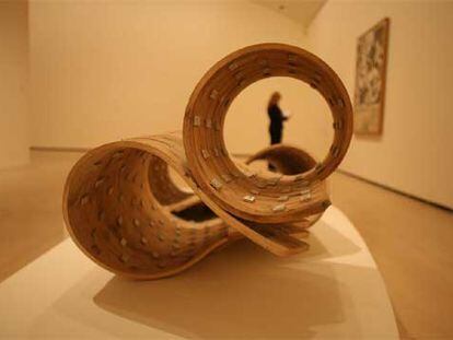 La escultura <i>UW84DC #11</i> (2001), realizada por el artista británico Richard Deacon, en la exposición <i>Homenaje a Chillida.</i>
