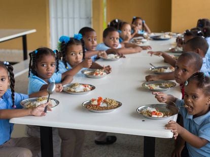 Niños reciben el almuerzo en una escuela de Monte Plata (República Dominicana).