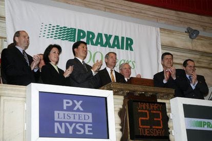 James Sawyer (primero por la izquierda) y otros directivos de Praxair, en la Bolsa de Nueva York.