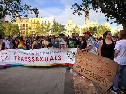 Concentración de condena a las agresiones a transexuales en Valencia en 2014.