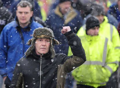 Un trabajador de la refinería Lindsey en Killingholme (este de Inglaterra), tras una reunión sindical.