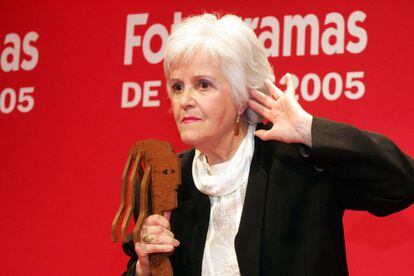 La actriz, tras recibir el Premio Especial Homenaje, durante la gala de los premios Fotogramas de Plata 2005, celebrada en Madrid el 20 de febrero de 2006.
